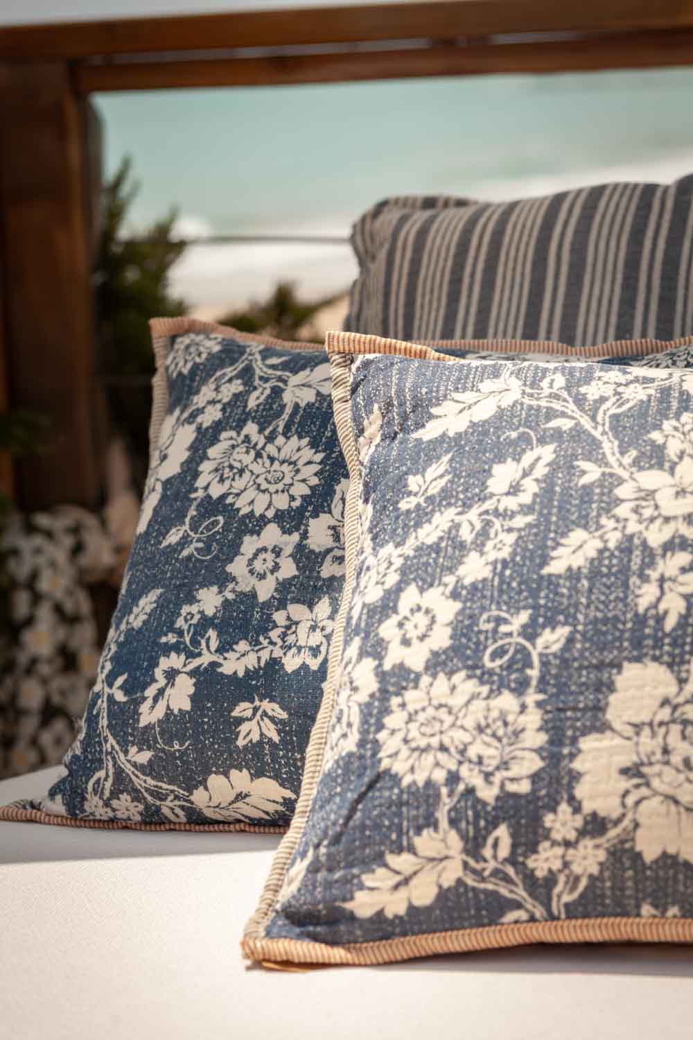 Coussins décoratifs de la marque OFELIA Home & Decor.